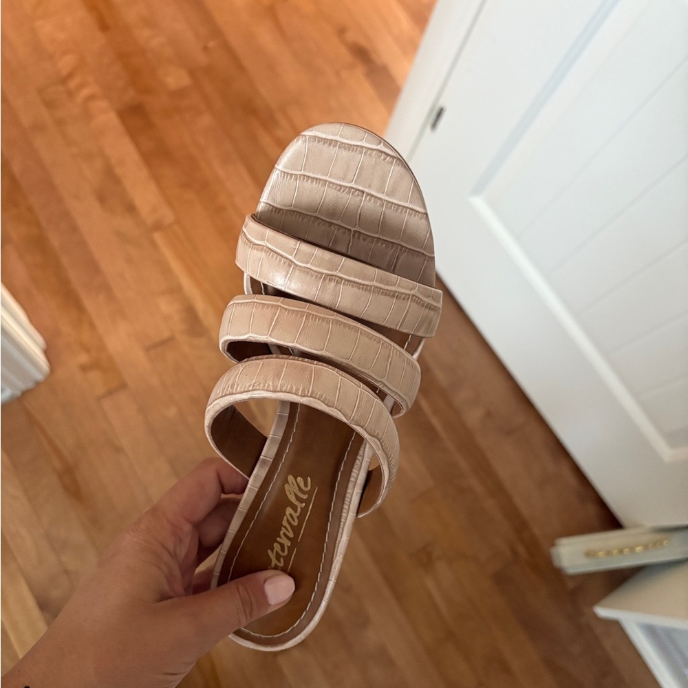 L'INTERVALLE Blush Croc-Embossed Sandals - Picture 4 of 7